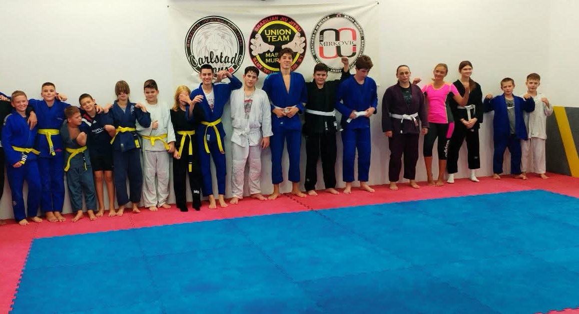 Mladi članovi Carlstadt Lionsa u kimono odori na tatamiju