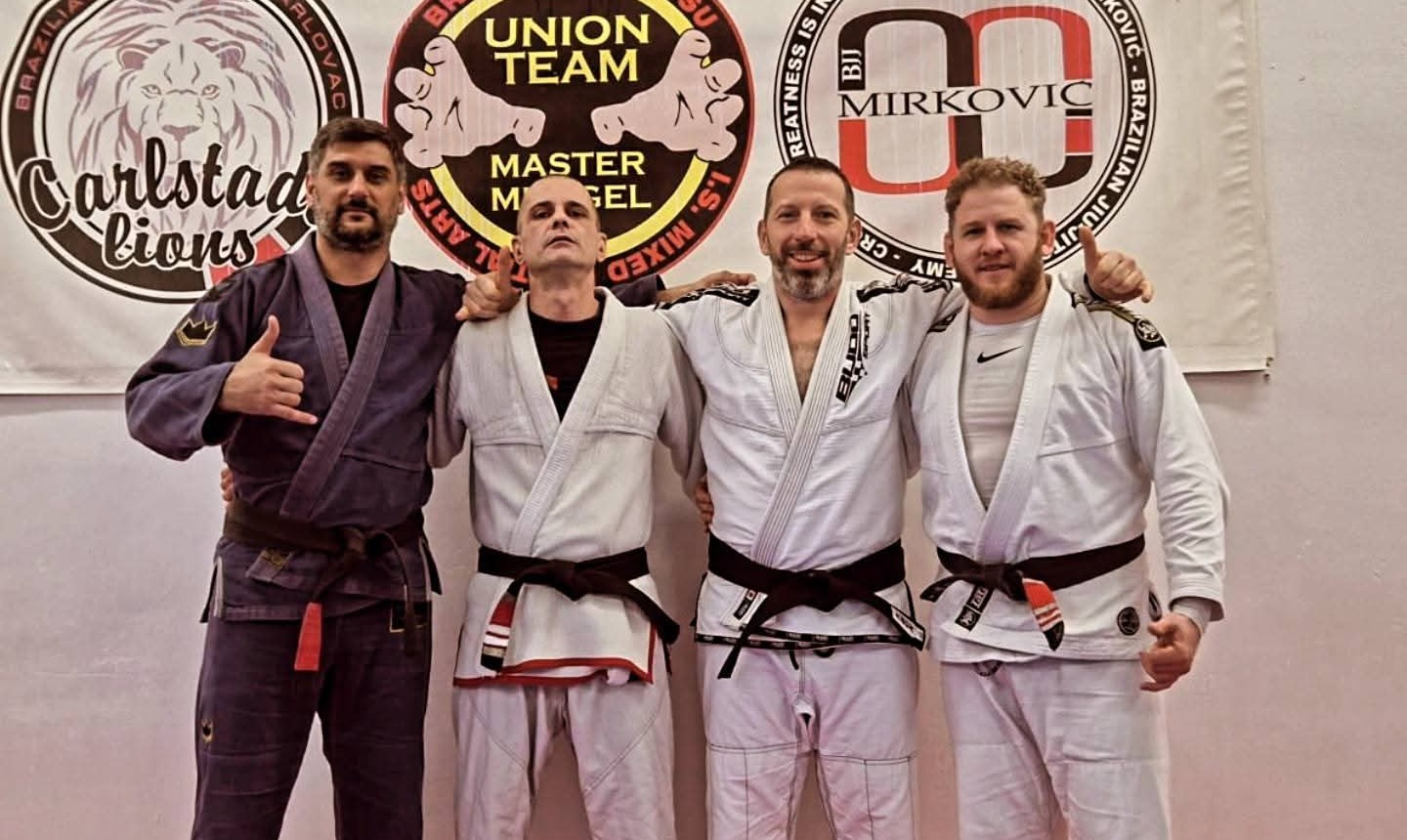 Stariji članovi Carlstadt Lionsa ispred natpisa kluba