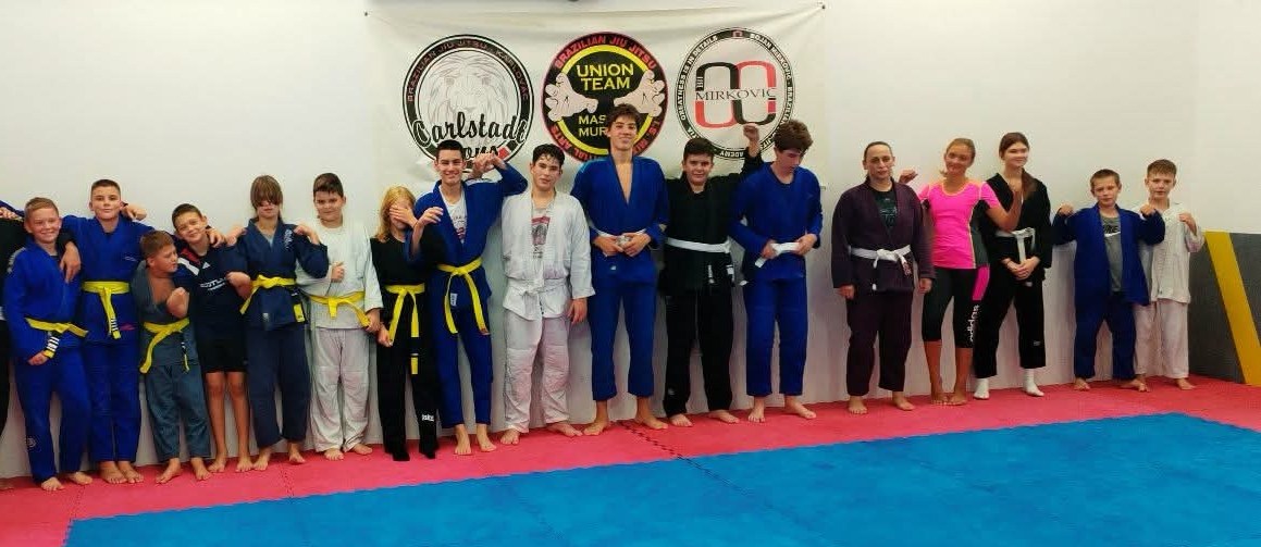 Djeca i mladi Carlstadt Lionsa u kimono odori na zajedničkoj fotografiji