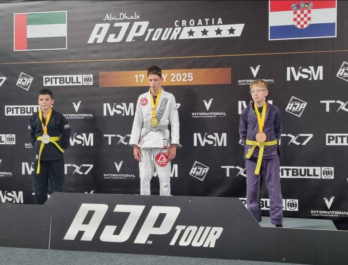 Mladi natjecatelji Carlstadt Lionsa na postolju za odličja