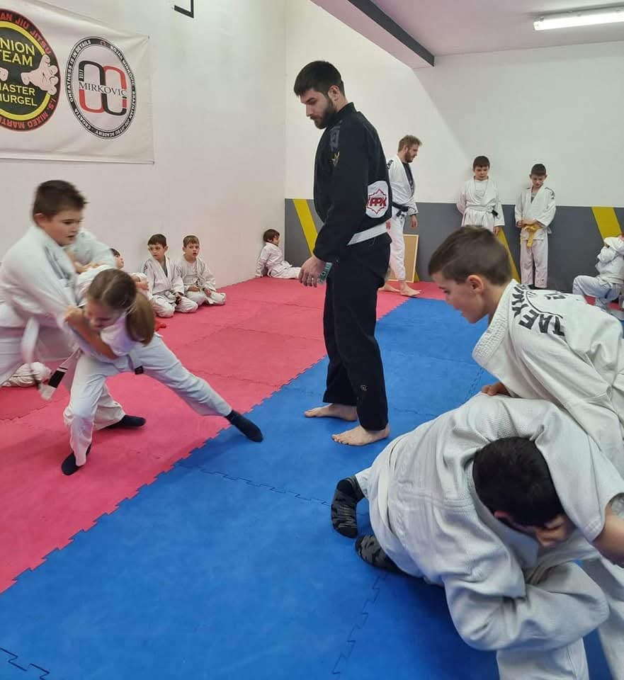 Djeca vježbaju u paru uz nadzor trenera