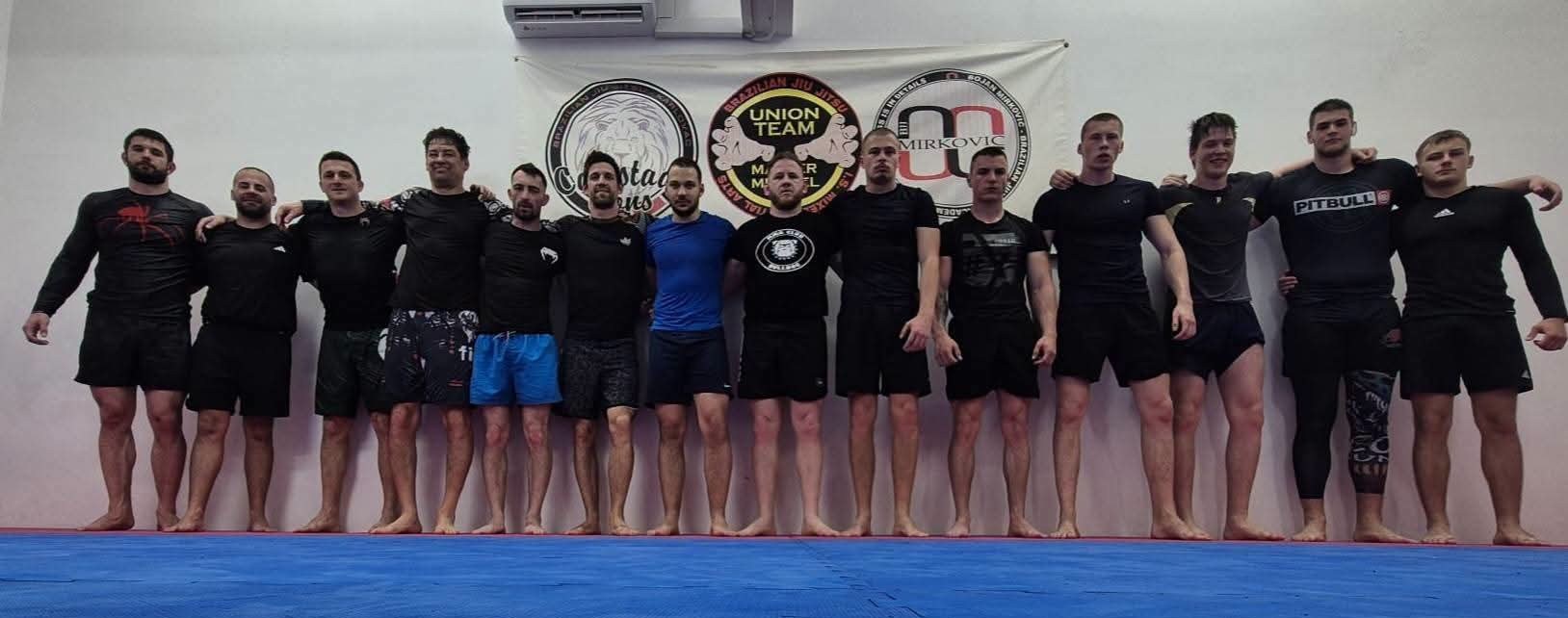 Odrasli članovi Carlstadt Lionsa u grappling opremi na zajedničkoj fotografiji