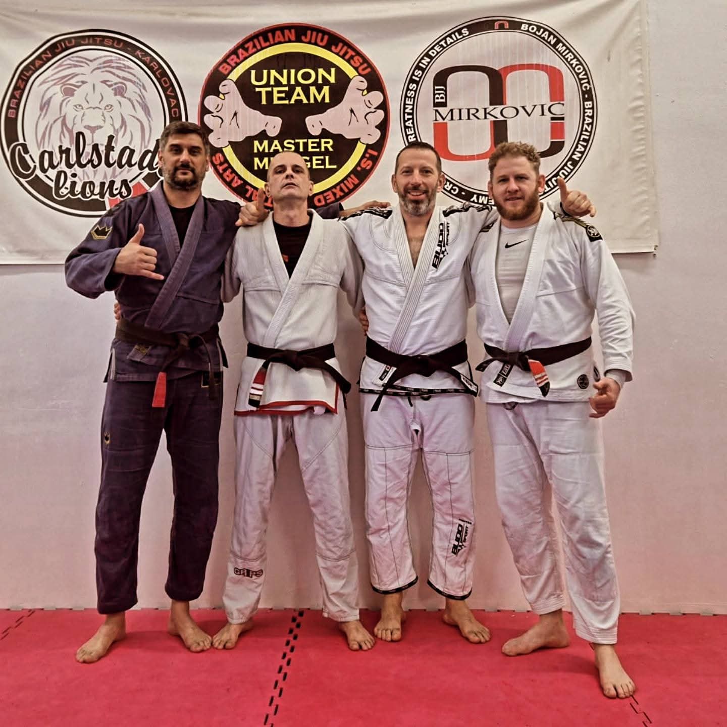 Četvorica članova ekipe Carlstadt Lionsa u kimono odori ispred natpisa kluba